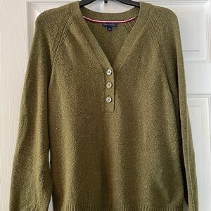 Tommy Hilfiger sweater. Size medium. Used like new condition.